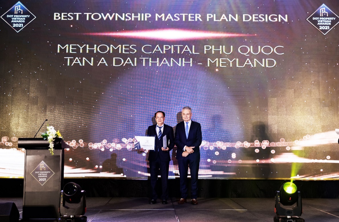 Ông Nguyễn Minh Ngọc, Phó chủ tịch HĐQT Tập đoàn Tân Á Đại Thành đại diện CĐT nhận giải Best Township Master Plan Design dành cho Meyhomes Capital Phú Quốc