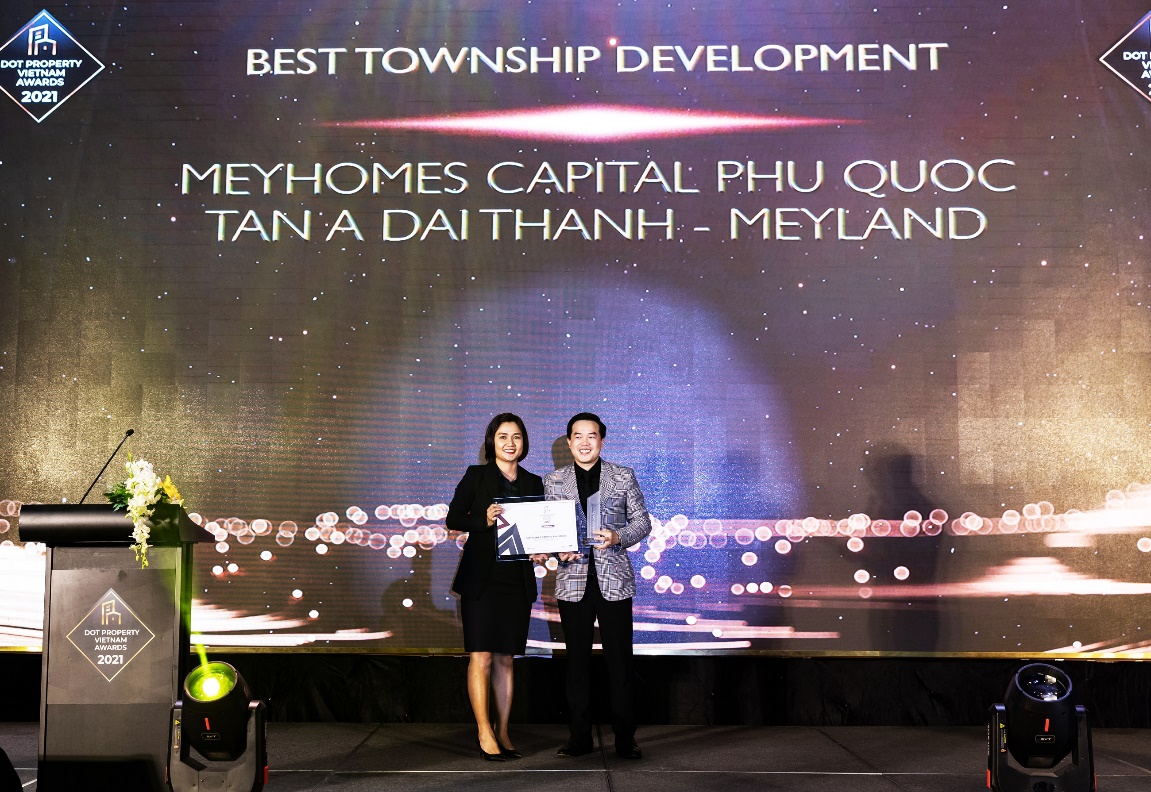 Ông Bùi Đức Anh - GĐ Kinh doanh dự án, đại diện chủ đầu tư Meyland nhận giải Best Township Development